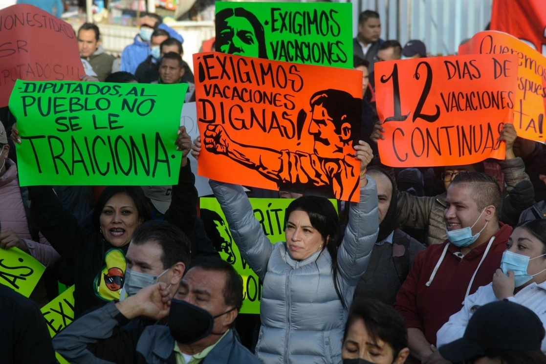 Integrantes de CROC bloquean varios accesos de la Cámara de Diputados por la modificación a la minuta de las “vacaciones dignas” que reduce de 12 a 6 días de descansos de forma contInua, la cual se contempla sea discutida este jueves durante la sesión ordinaria. Foto Cuartoscuro