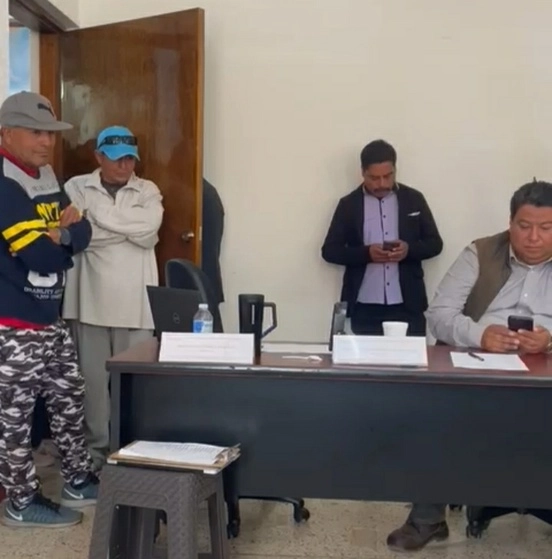 Mientras el acceso al cabildo estaba bloqueado por al menos cien trabajadores que impedían a los regidores ir al sanitario, los representantes populares colocaron una cubeta detrás de la puerta para poder orinar. Foto Ricardo Montoya 
