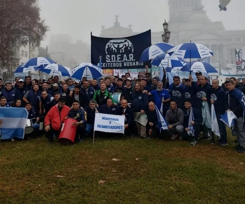 Por su parte, la cámara de exportadores y procesadores de granos de Argentina CIARA-CEC criticó la medida tomada por SOEA, al señalar que tiene motivaciones políticas. Foto @SoearAceiteros 