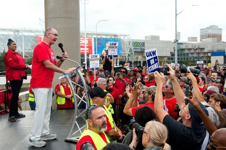El presidente del United Auto Workers (UAW), Shawn Fain, durante una manifestación en Detroit, Michigan, el 15 de septiembre de 2023. Foto Afp