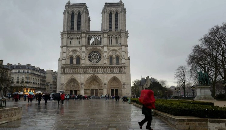 Un sindicato cortó este martes la luz a miles de empresas y hogares en París. Foto Afp / Archivo