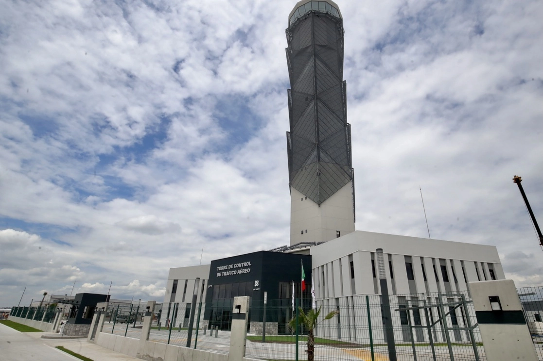 Torre de control del Aeropuerto Internacional "Felipe Ángeles". Foto Luis Castillo / Archivo
