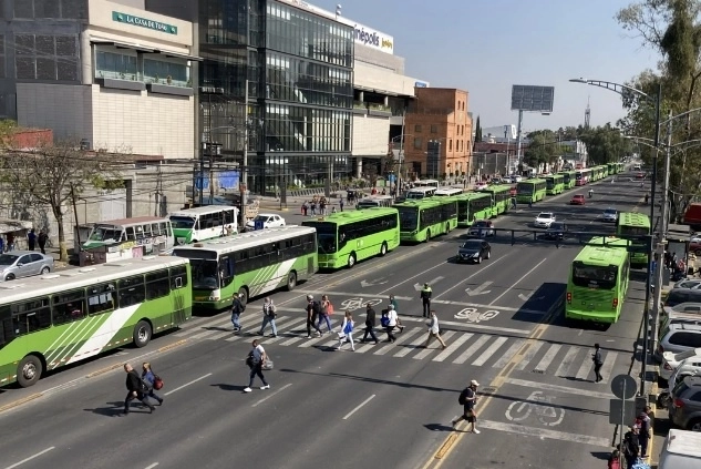 Los trabajadores tuvieron una audiencia en el Tribunal laboral ubicado en  Fray Servando en el contexto de la revisión de su contrato colectivo de trabajo. Foto Ángel Bolaños Sánchez