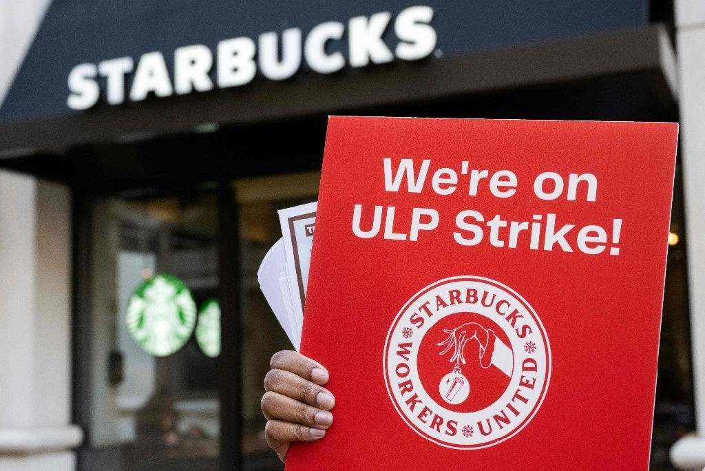 Un sindicato de trabajadores que representa a más de 10 mil baristas de Starbucks anunció que sus socios irán a la huelga en las tiendas de Los Ángeles, Chicago y Seattle durante cinco días a partir del viernes, por problemas no resueltos en materia de salarios, personal y horarios. Foto Afp / Archivo