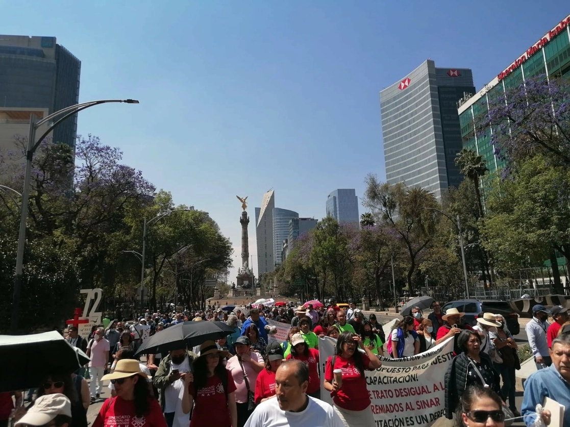 Los trabajadores realizaron una manifestación frente a las oficinas del Instituto Nacional de Antropología e Historia (INAH). Foto Carlos Paul