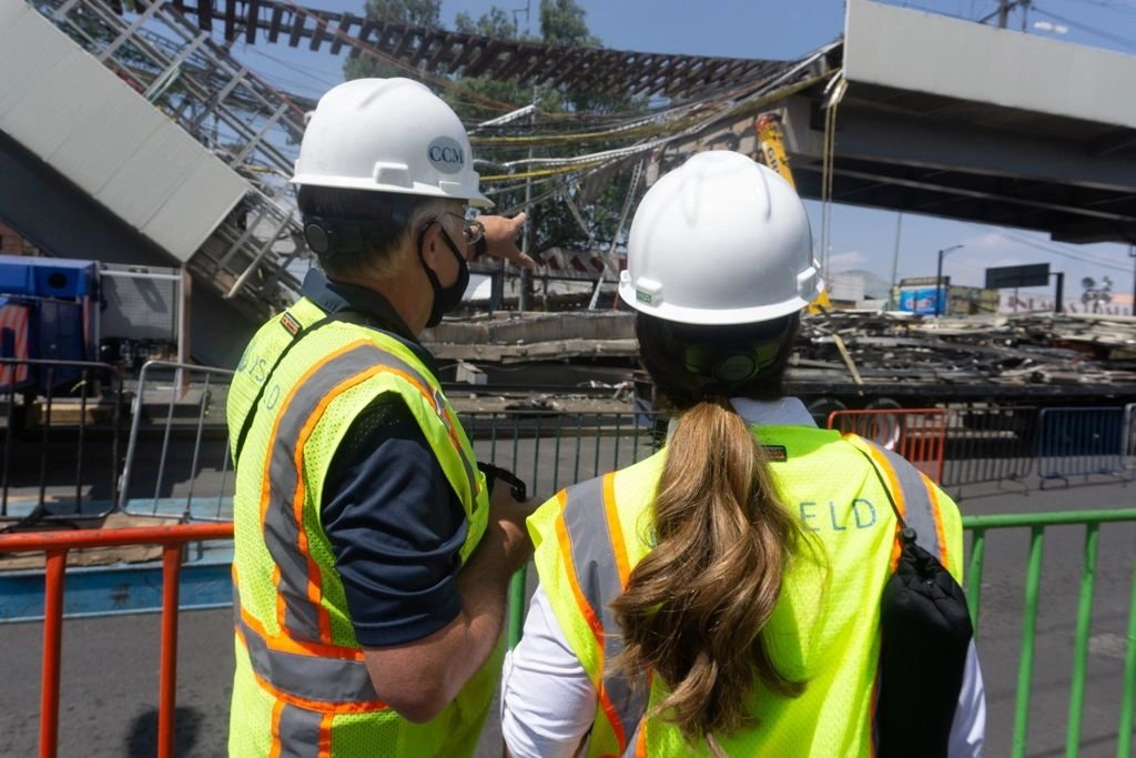 Personal de la empresa JS Held evalúa el colapso ocurrido entre las estaciones Olivo y Tezonco de la Línea 12 del Metro. Foto LA JORNADA/Pablo Ramos
