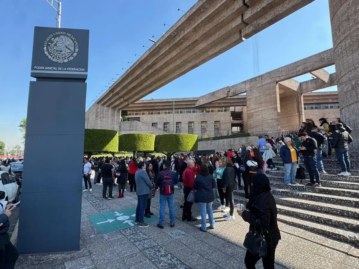 Integrantes del Sindicato Nacional de Renovación del Poder Judicial realizan un paro de labores en protesta por la falta de insumos y despidos masivos, en la sede de San Lázaro, Ciudad de México, el 31 de octubre de 2025.
