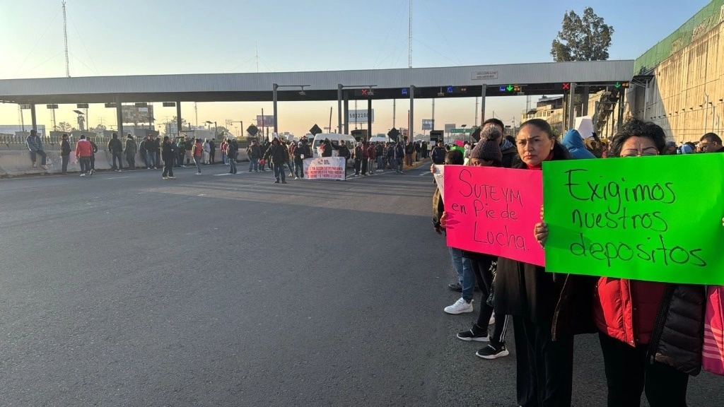 Trabajadores del Sindicato del Sapase de Ecatepec tomaron una caseta en la México-Pachuca como protesta para exigir el pago de salarios. Foto La Jornada