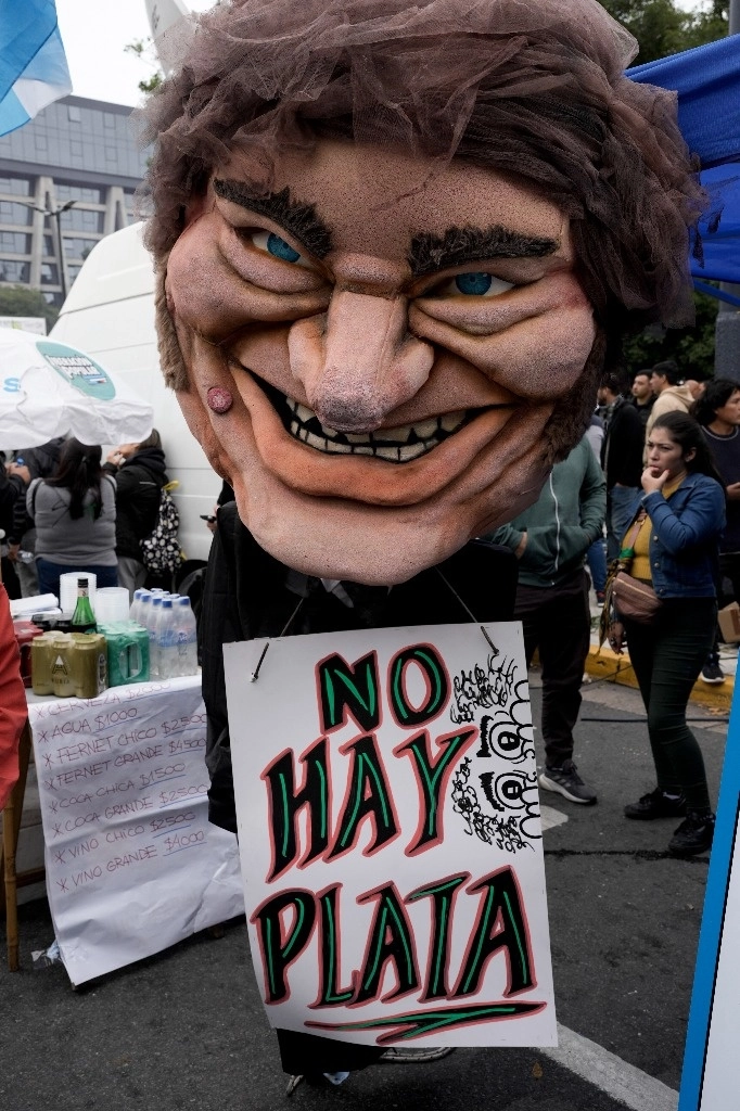 Una efigie del presidente de Argentina, Javier Milei, presenta un cartel que dice en español "No hay dinero" durante una marcha del Día Internacional de los Trabajadores en Buenos Aires, Argentina, el miércoles 1 de mayo de 2024. Foto Ap