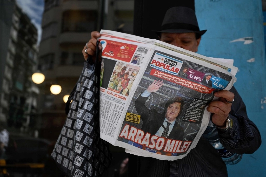 Un hombre lee un periódico en las calles de Buenos Aires. Foto Afp.