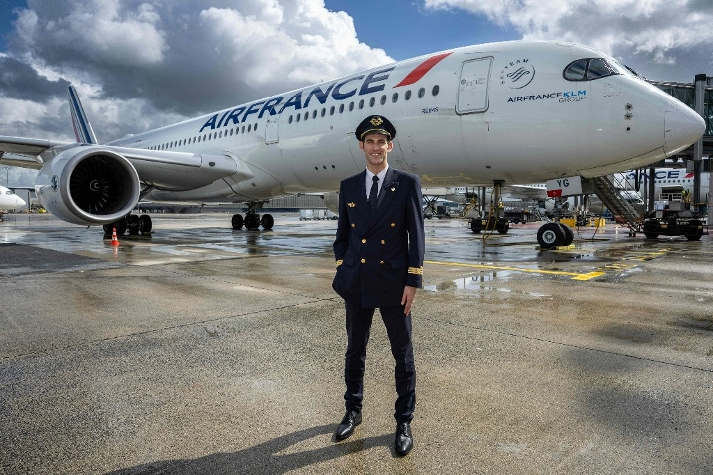 El piloto de Air France Antoine posa junto a un avión de pasajeros Airbus A350 durante una sesión de fotos en el aeropuerto París-Charles de Gaulle en Roissy-en-France, al norte de París, el 4 de abril de 2024. Foto Afp