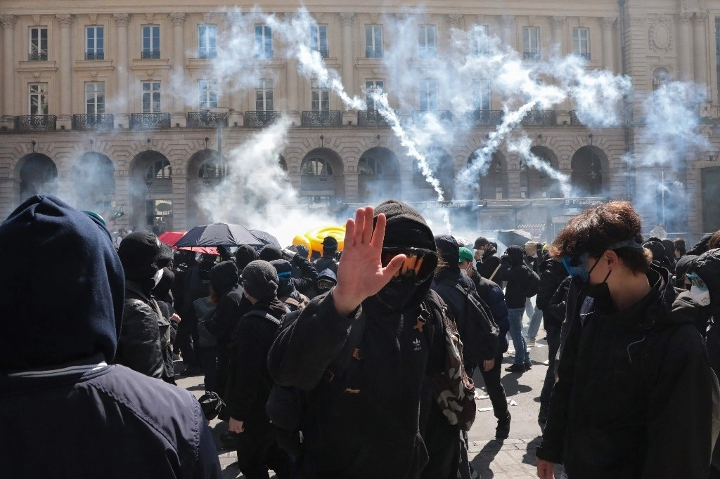 Manifestantes en Rennes, en el oeste de Francia, realizaron ayer una protesta con bombas de humo, lo que derivó en confrontaciones con las fuerzas del orden. Foto Afp