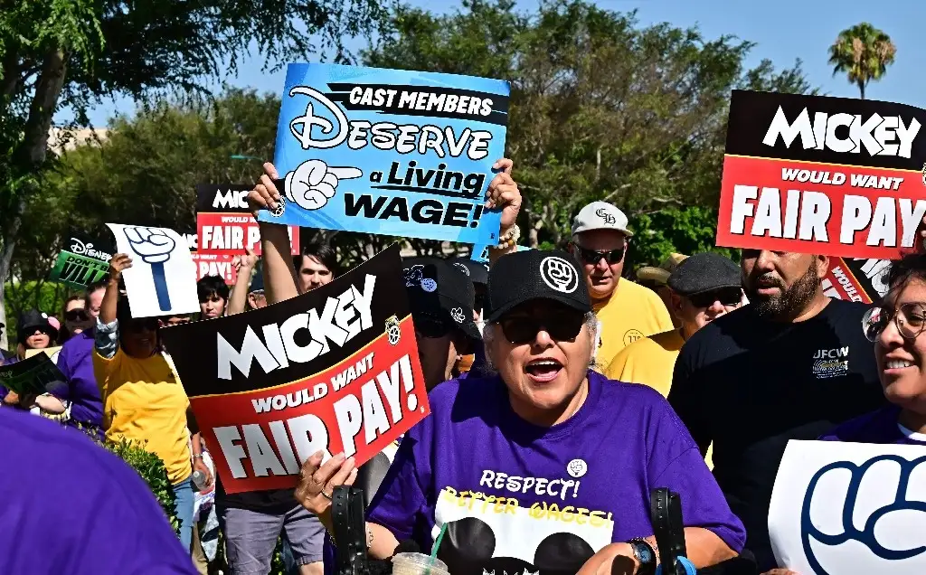 Empleados protestan frenta a la entrada principal del parque temático de Disneyland, el 17 de julio de 2024. Foto Afp   