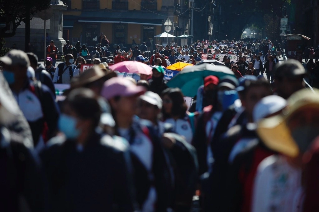 Integrantes del Frente Nacional de Sindicatos de la Educación Media Superior (FNSEMS) se concentraron frente a Palacio Nacional para de ahí salir en marcha rumbo a Bucareli. Foto Cristina Rodríguez