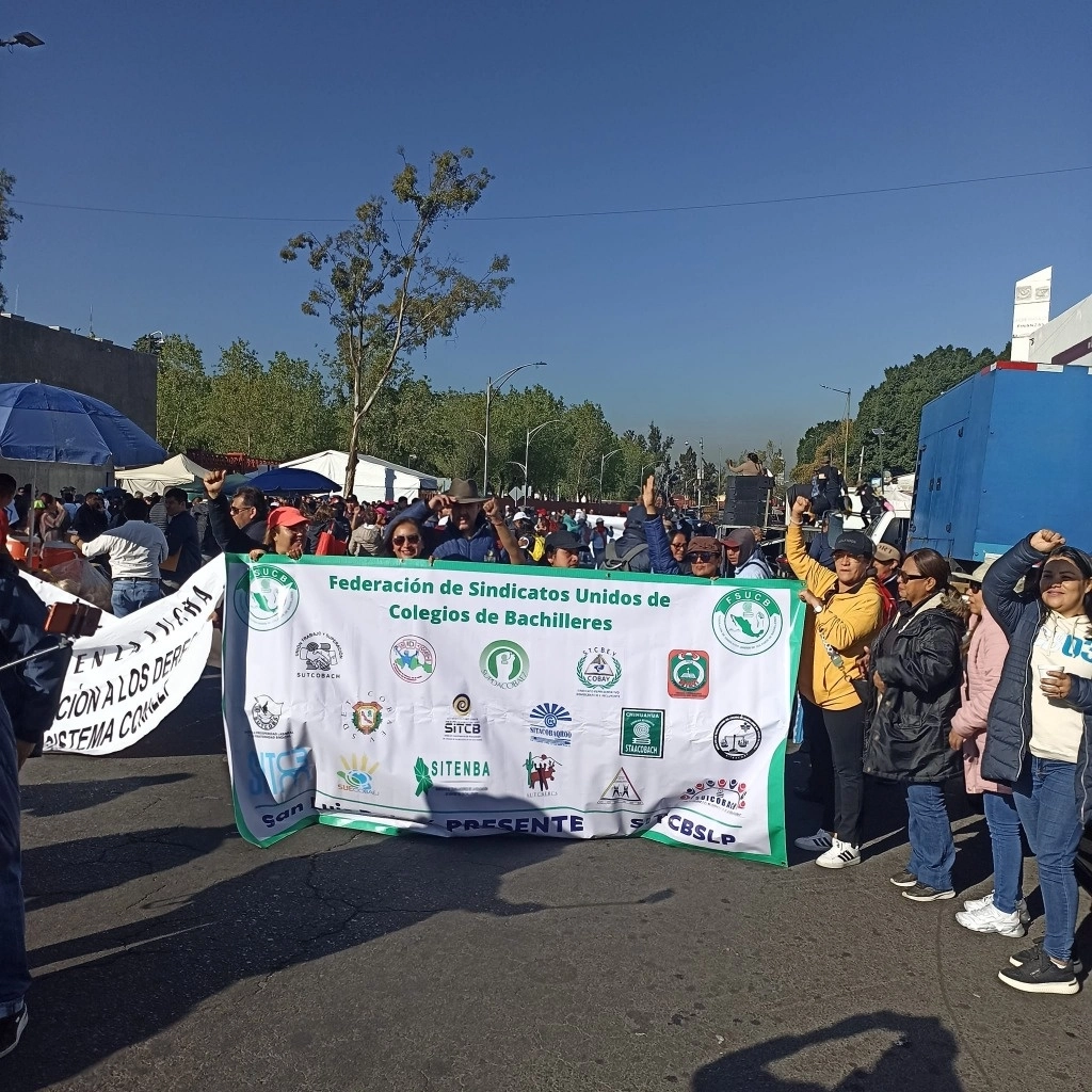 Integrantes de sindicatos de educación media superior, en protesta afuera de la Cámara de Diputados. Imagen tomada de https://www.facebook.com/profile.php?id=61552065505899