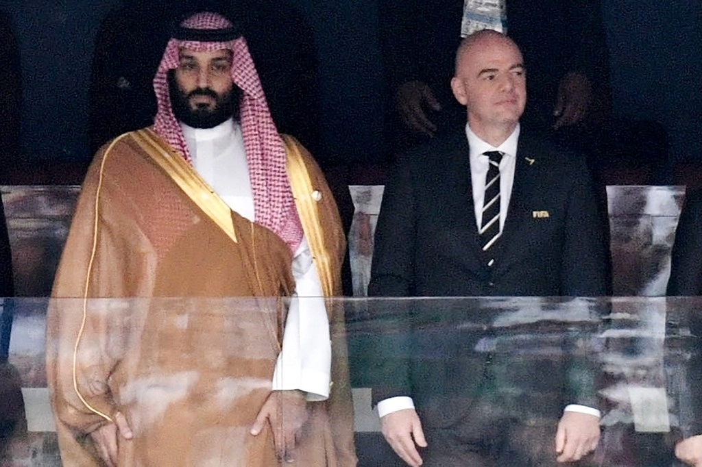 FIFA señala que su presidente, Gianni Infantino (der.), se reunió al menos una vez con los dirigentes del FIFpro y los de la asociación de futbolistas profesionales (PFA), para tratar los cambios del calendario. Foto Ap / Archivo