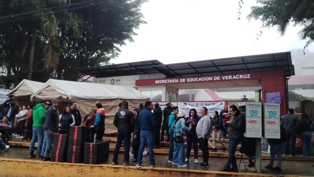 Xalapa, Ver.-Integrantes de la Unión de Sindicatos Magisteriales del Estado de Veracruz (USMEV), conformada por al menos ocho organizaciones de docentes, tomaron las instalaciones de la Secretaría de Educación de Veracruz (SEV) en Xalapa. La protesta fue encabezada por el Sindicato Independiente de Regeneración Magisterial (SIRMA), cuyo secretario general, Tonatiuh Paredes Rangel, denunció irregularidades en la administración de la SEV, especialmente en la asignación de plazas laborales para maestros. Foto Carlos Nava