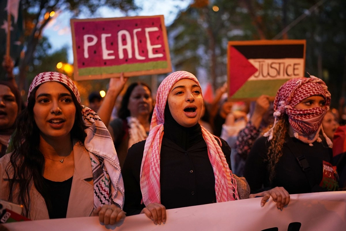 Mujeres caminan en el contingente conformado por más de 15 mil personas y que protesta contra el genocidio en Gaza, en Barcelona, España, el 15 de octubre de 2025. Foto 