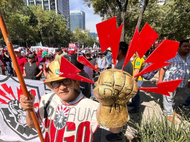 Trabajadores que participan en la marcha por el Día del Trabajo, la cual partió del Ángel de la Independencia, el 1 de mayo de 2023. Foto Luis Castillo