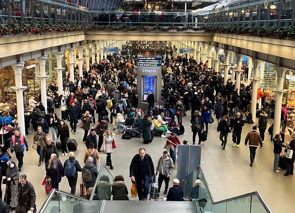 Pasajeros en la estación St Pancras, en Londres, Inglaterra, el 21 de diciembre de 2023. Foto Pa vía Ap