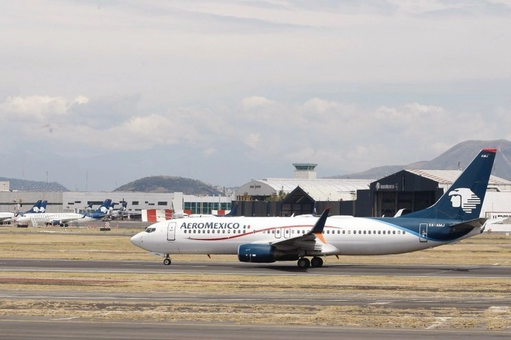 Un avión de Aeroméxico en el Aeropuerto Internacional de la Ciudad de México. Foto Roberto García Ortiz / Archivo