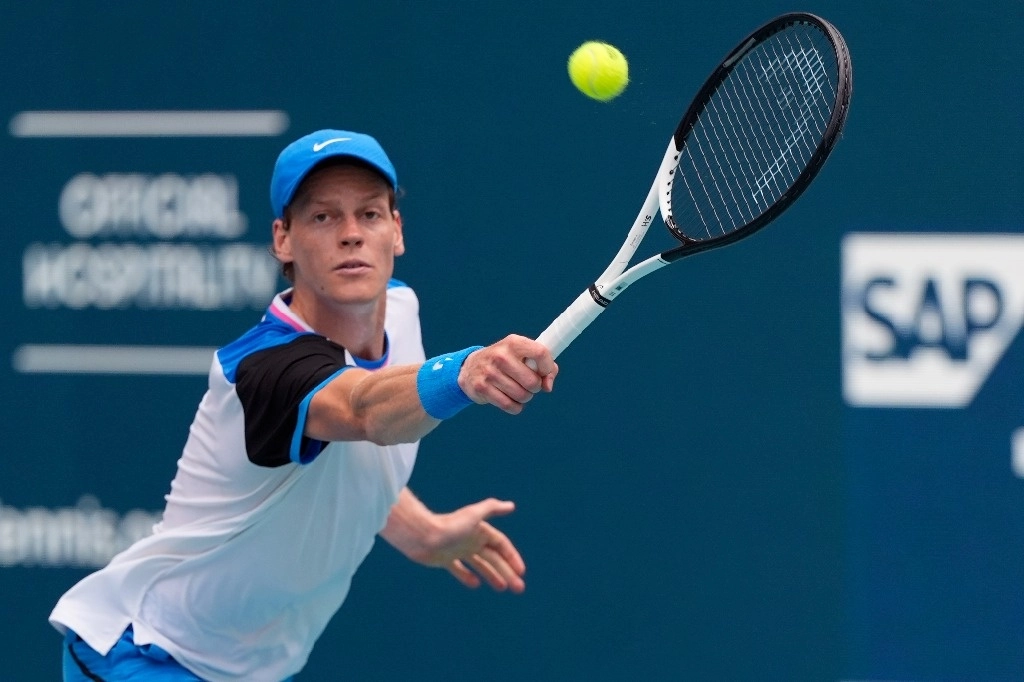 Jannik Sinner, de Italia, devuelve el balón a Daniil Medvedev, de Rusia, durante un partido de semifinales del torneo de tenis Abierto de Miami, el 29 de marzo de 2024, en Miami Gardens, Florida. Foto Ap