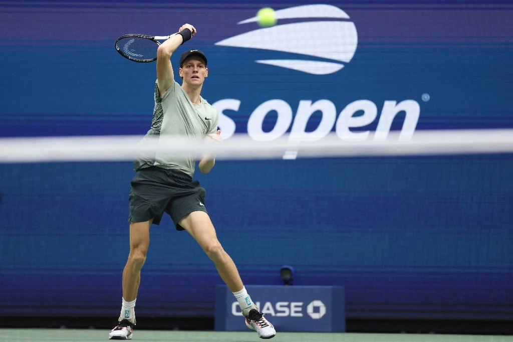 El italiano Jannik Sinner devuelve el balón al británico Jack Draper durante su partido de semifinales masculinas en el día doce del torneo de tenis US Open en el Centro Nacional de Tenis Billie Jean King de la USTA en la ciudad de Nueva York, el 6 de septiembre de 2024. Foto Afp