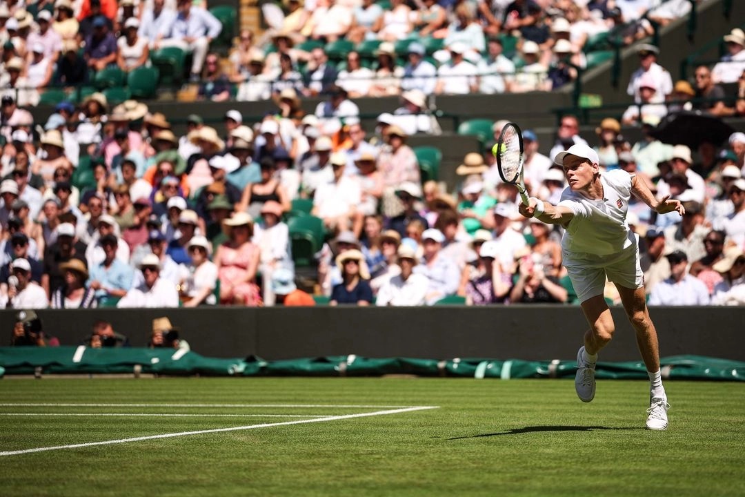 El italiano Jannik Sinner venció a su compatriota Luca Nardi por 6-4, 6-3 y 6-0, el 1 de julio de 2025. Foto 