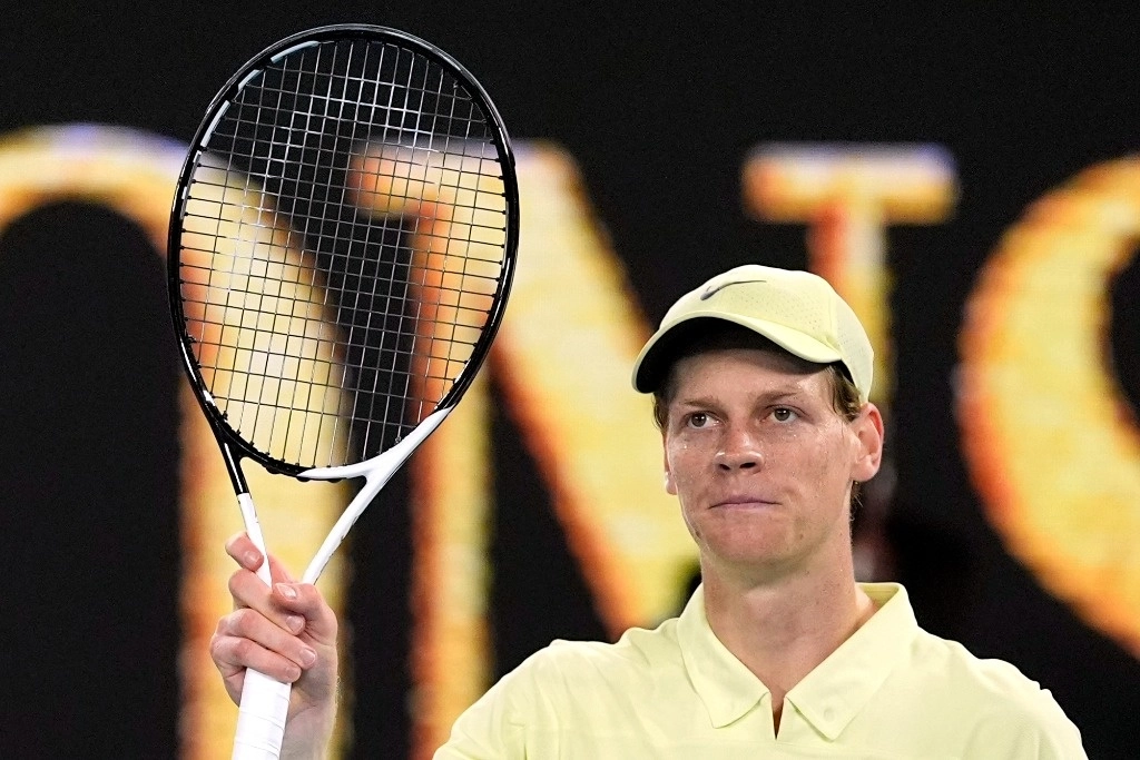 El tenista italiano Jannik Sinner, número uno del mundo, avanzó a las semifinales del Abierto de Australia al imponerse 6-3, 6-2, 6-1 ante el australiano Alex de Miñaur, el 22 de enero de 2025. Foto Ap