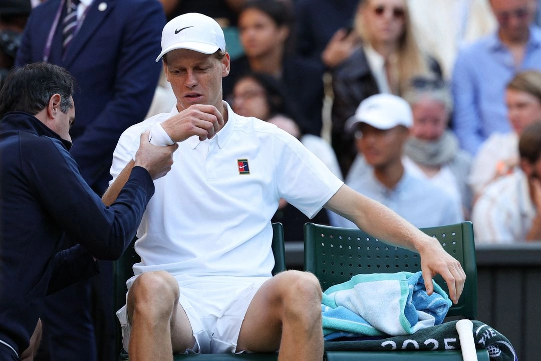 El italiano Jannik Sinner recibe atención médica durante el partido ante el búlgaro Grigor Dimitrov, el 7 de julio de 2025. Foto 