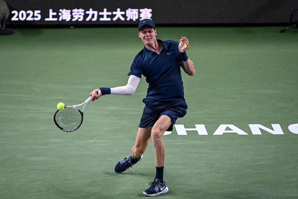 El italiano, Jannik Sinner, devuelve golpe del alemán Daniel Altmaier durante su debut en el Masters 1000 de Shanghai, el 4 de octubre de 2025. Foto 