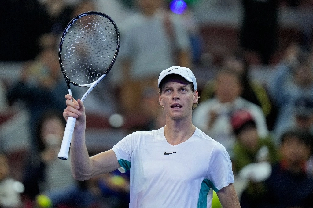 El español Carlos Alcaraz perdió contra el italiano Jannik Sinner (en la imagen) 7-6 (7/4) y 6-1en las semifinales del torneo de Pekín, el 3 de octubre de 2023. Foto Ap