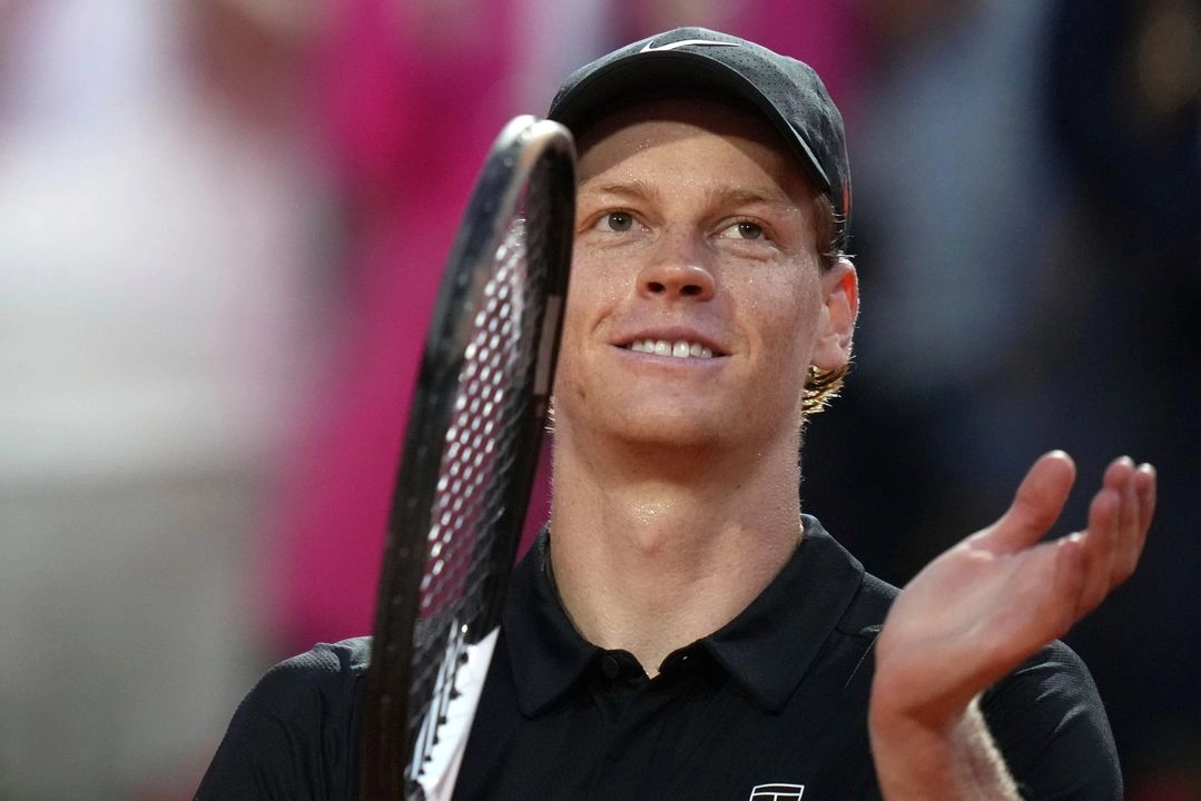 El italiano Jannik Sinner, de regreso a las competencias después de tres meses de suspensión, logró con aplastante autoridad el pase a semifinales del Masters 1000 de Roma al dominar al número 7 del mundo, Casper Ruud, el 15 de mayo de 2025. Foto 