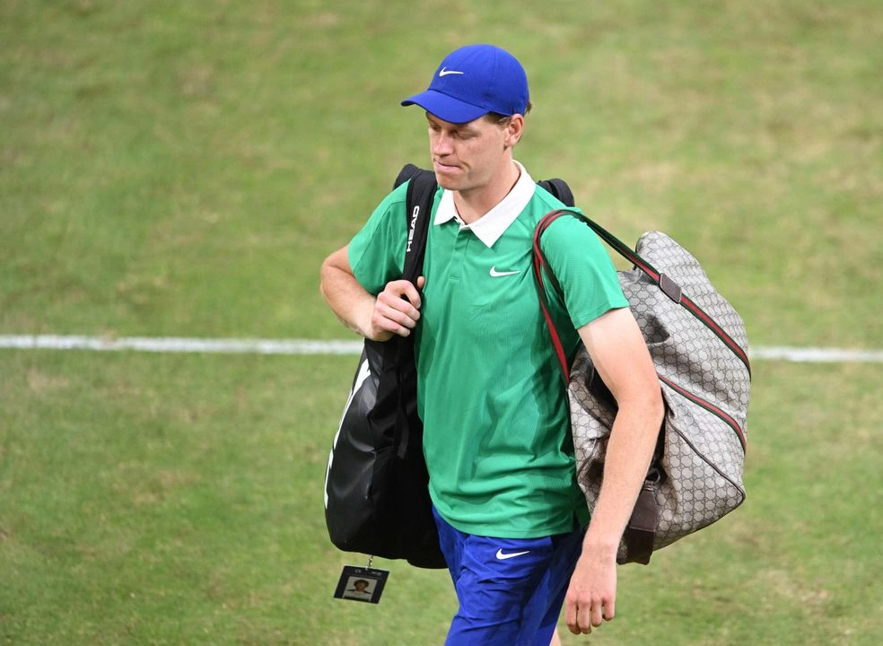 El italiano Jannik Sinner (en la imagen) fue eliminado para sorpresa general por el kazajo Alexander Bublik en la segunda ronda del torneo sobre hierba alemán, el 19 de junio de 2025. Foto 