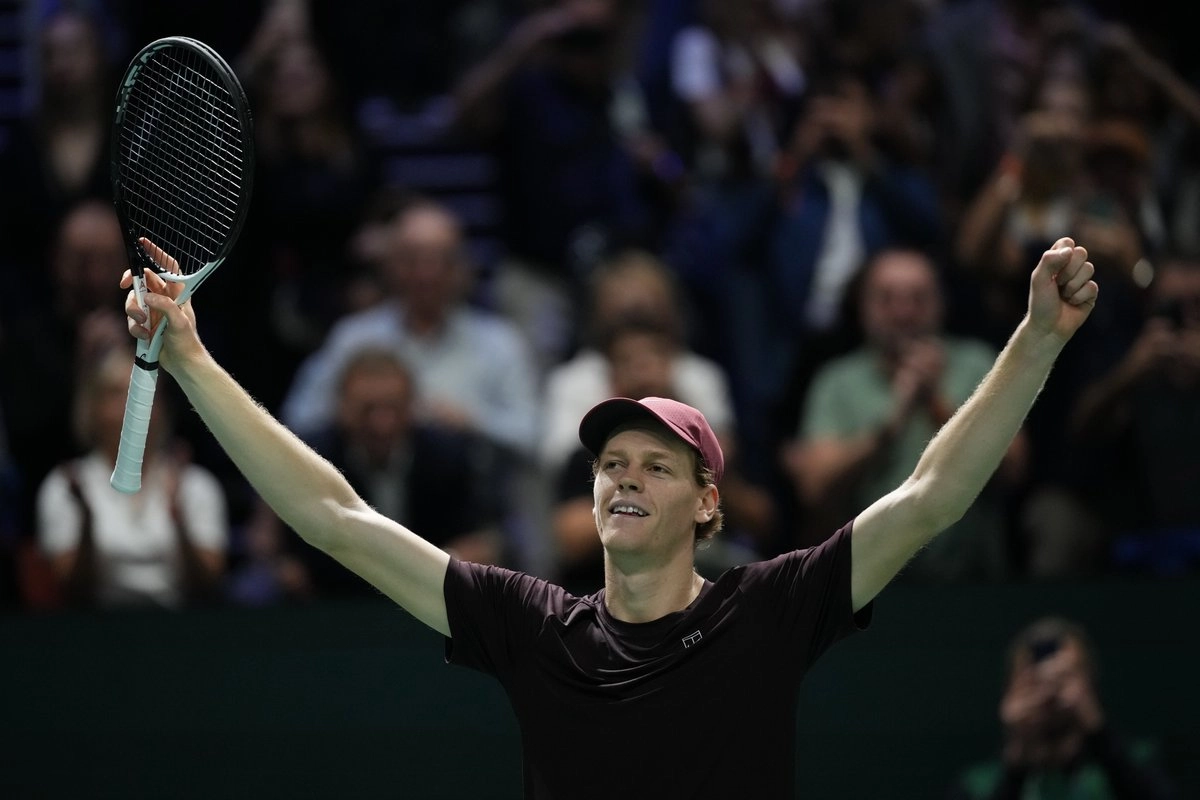 El tenista italiano, Jannik Sinner, celebra tras ganar el Masters 1000 de París al canadiense Felix Auger-Aliassimme, el 2 de noviembre de 2025. Foto 