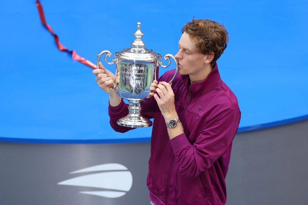 El italiano Jannik Sinner besa el trofeo después de ganar su final masculina contra el estadounidense Taylor Fritz en el día catorce del torneo de tenis US Open en el Centro Nacional de Tenis Billie Jean King de la USTA en la ciudad de Nueva York, el 8 de septiembre de 2024.  Foto Afp