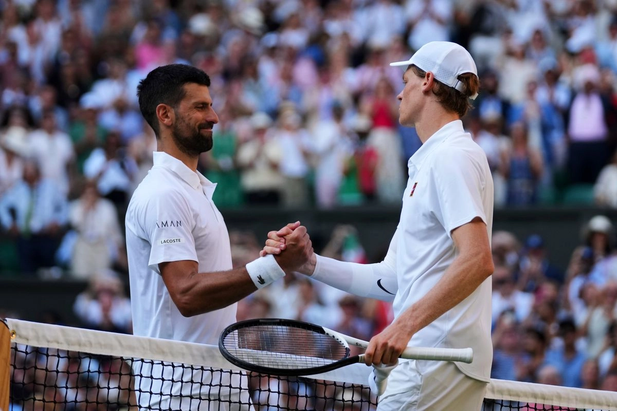 Novak Djokovic y Jannik Sinner se despiden al término del partido de Wimbledon, el 11 de julio de 2025. Foto 