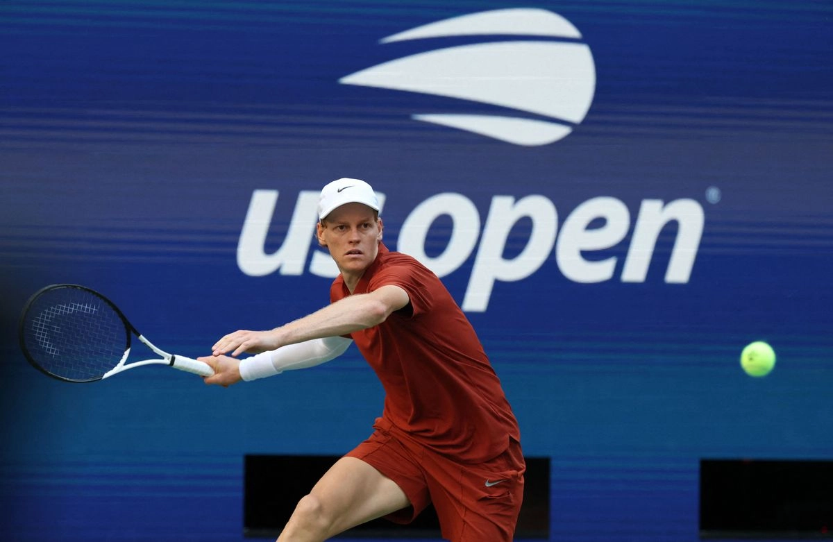 El italiano Jannik Sinner requirió de tres horas y 12 minutos para imponerse en cuatro sets al canadiense Denis Shapovalov en la tercera ronda del Abierto de Estados Unidos, el 30 de agosto de 2025. Foto 