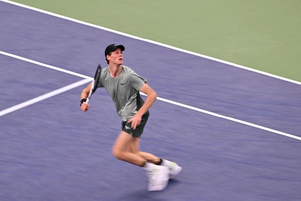 Jannik Sinner de Italia juega un punto contra Novak Djokovic de Serbia durante su partido final individual masculino en el torneo de tenis Shanghai Masters en Shanghai el 13 de octubre de 2024. Foto Afp