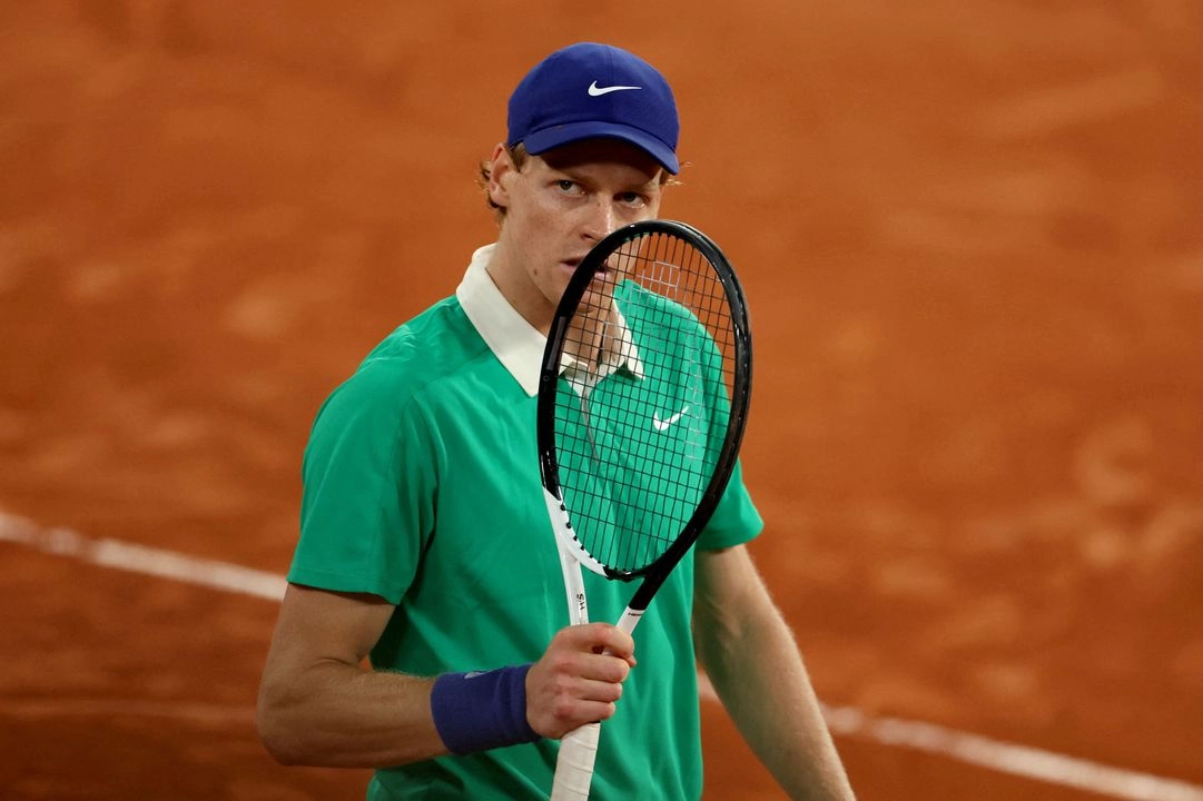 Jannik Sinner alcanzó su primera final de Roland Garros al imponerse a Novak Djocovik, 24 veces campeón de 'Grand Slams'. Foto 