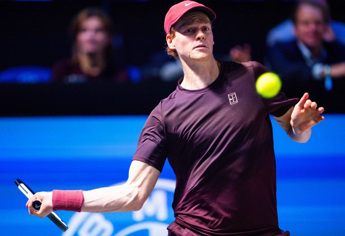 El tenista italiano Jannik Sinner venció sin complicaciones 6-0 y 6-2 al alemán Daniel Altmaier en el torneo ATP 500 de Viena, con lo que se clasificó a octavos de final, el 22 de octubre de 2025. Foto Georg Hochmuth / APA / 