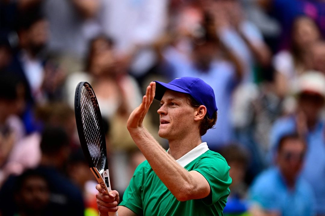 El italiano Jannik Sinner celebra después de ganar su partido individual masculino contra el checo Jiri Lehecka en el día 7 del torneo de tenis Abierto de Francia en la cancha Philippe-Chatrier del complejo Roland-Garros en París el 31 de mayo de 2025.