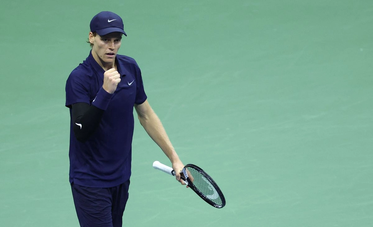 El italiano Jannik Sinner celebra su victoria sobre el canadiense Felix Auger-Aliassime durante su partido de semifinales de tenis individual masculino en el día trece del torneo de tenis US Open, el 5 de septiembre de 2025. Foto