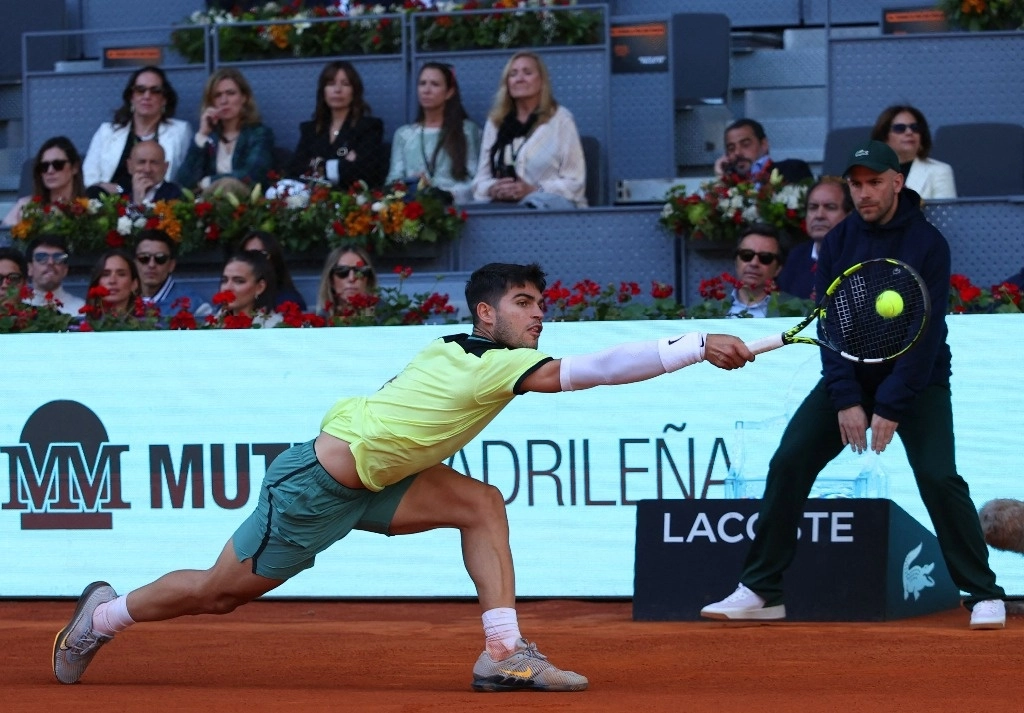 Alcaraz, de regreso en Madrid a las pistas tras una lesión en el antebrazo, logró imponerse al alemán Jan-Lennard Struff por 6-3, 6-7 (5/7), 7-6 (7/4), el 30 de abril de 2024. Foto Afp