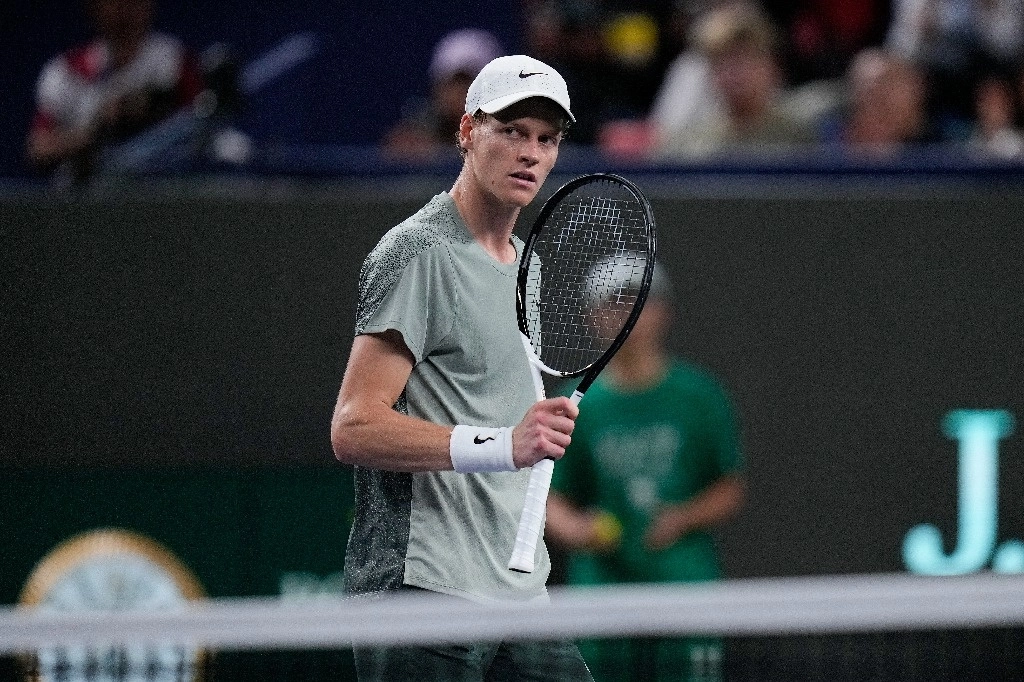 El italiano Jannik Sinner derrotó en dos sets a Tomas Machac, de República Checa, en la semifinal del Masters 1000 de Shanghái. Foto Ap
