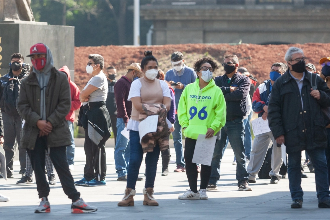 En espera del turno para hacerse la prueba de Covid en el kiosko de Tlaxcoaque, en la CDMX. Foto Pablo Ramos