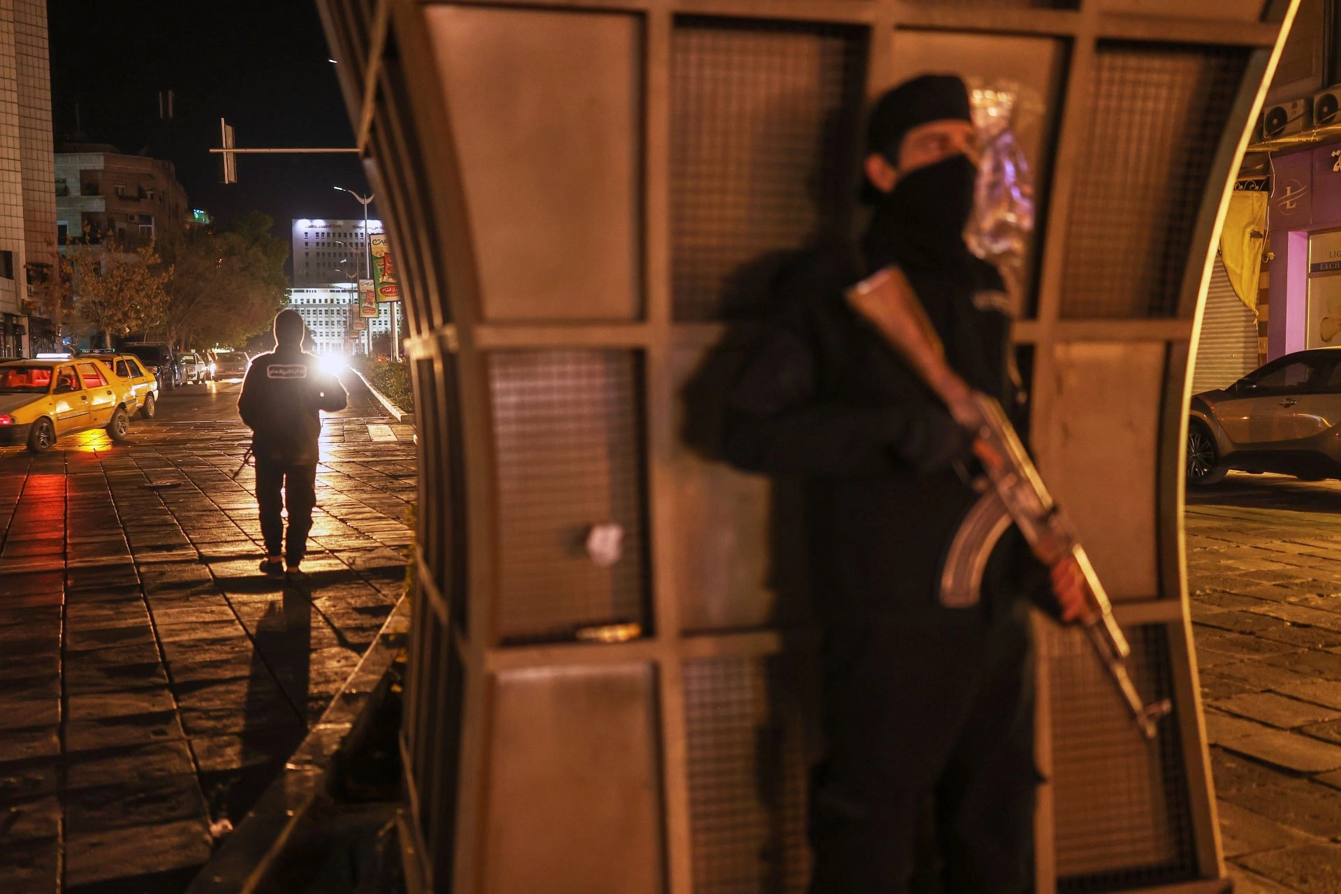 Fuerzas de seguridad sirias patrullan las calles de la capital, Damasco.