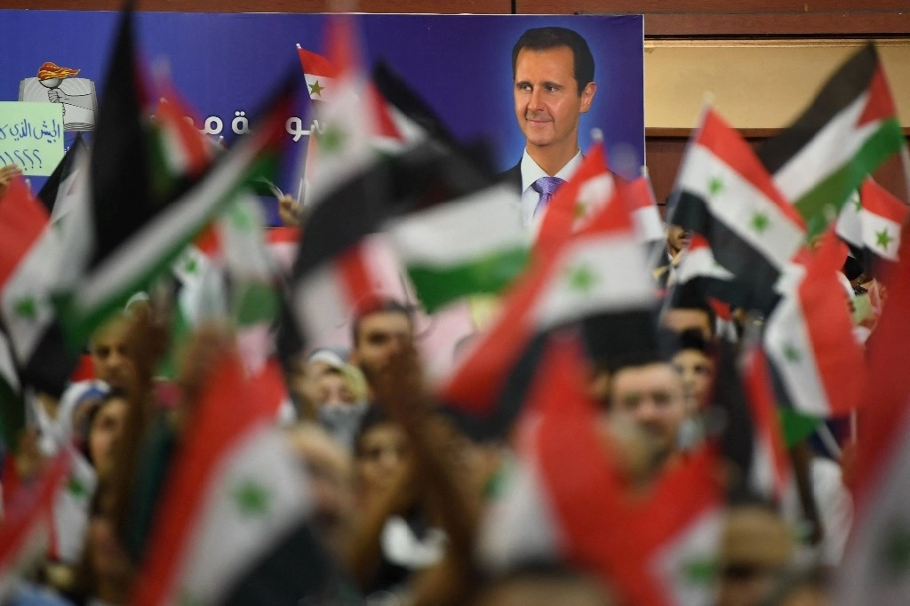 Estudiantes de la Universidad de Alepo ondean banderas sirias y palestinas, durante una manifestación realizada ayer. Foto Afp 