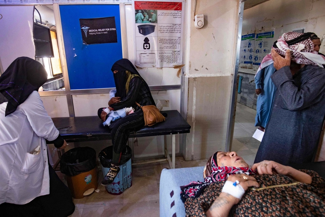 Adultos y menores de edad son atendidos por los síntomas del cólera en el hospital Al Kasrah, ubicado en la provincia siria de Deir Ezzor. Foto Afp 