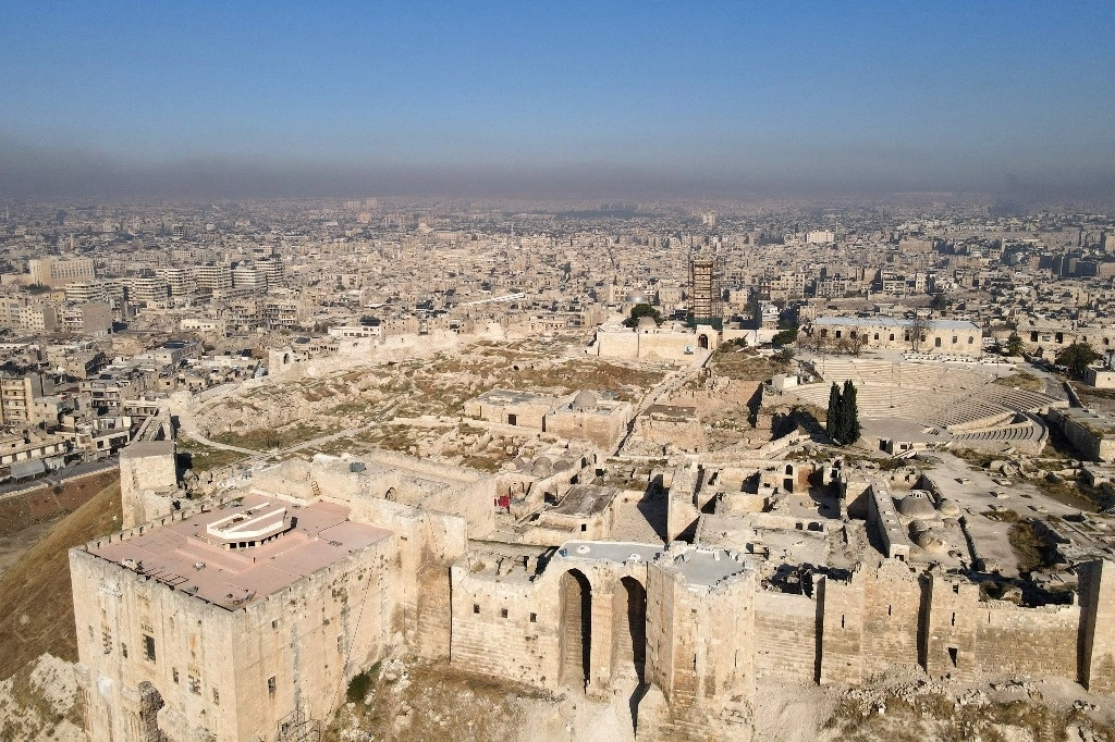 La histórica ciudad de Alepo tras el ingreso de una coalición recién formada de grupos extremistas que lanzó una ofensiva sorpresa en el norte de Siria. Imagen del 30 de noviembre de 2024. Foto Afp